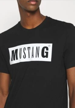 Mustang Alex Logo Tee - T-Shirt Print - Black -Mustang Verkoop 188bd04344fb4332a34a22217aa392f2