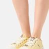Mustang Sneakers Laag - Pastellgelb 1 Mustang Sneakers Laag - Pastellgelb -Mustang Verkoop 539f6ec7c2b345f1abd358ae0cbd1dd5