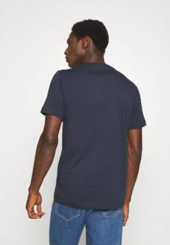 Mustang Alex Logo Tee - T-Shirt Print - Blue Nights -Mustang Verkoop 563df7838e6e412fac8f385b9a6deb4e