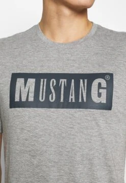 Mustang Alex Logo Tee - T-Shirt Print - Mid Grey -Mustang Verkoop 9fac4c023f044435ae8a674e5b084571