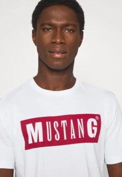 Mustang Alex Logo Tee - T-Shirt Print - General White -Mustang Verkoop aa4cba69f5df44ed9aa670133e22e6fb