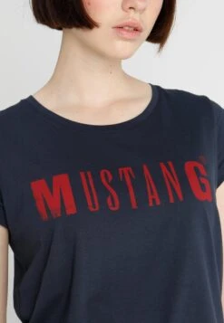 Mustang Logo - T-Shirt Print - Blue Nights 11 Mustang Logo - T-Shirt Print - Blue Nights -Mustang Verkoop b18eebdce30e46b4aa5d585277c1be27