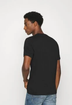 Mustang Alex Logo Tee - T-Shirt Print - Black -Mustang Verkoop b7548f86143d4b37a4fc1cda02fd498b